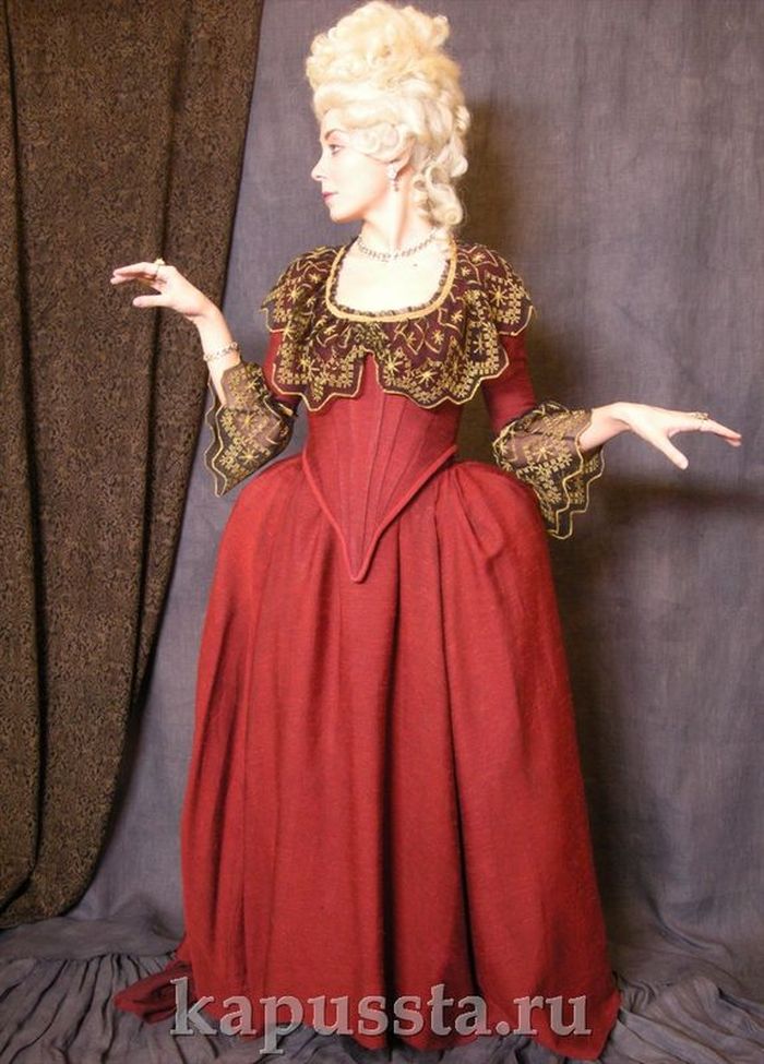 Платье красное эпохи Рококо